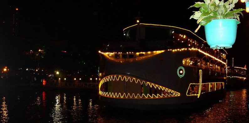 04VN-Bateau mouche sur la riviere Saigon la nuit
