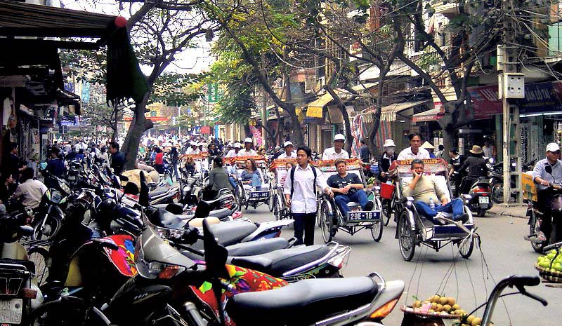 04VN-Brochette de touristes en cyclo a Hanoi, on ne voit rien comme ca.