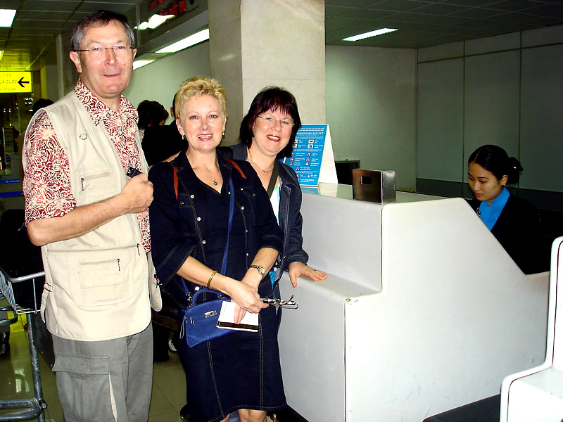 04VN-Check in air vietnam, l'hotesse est craquante