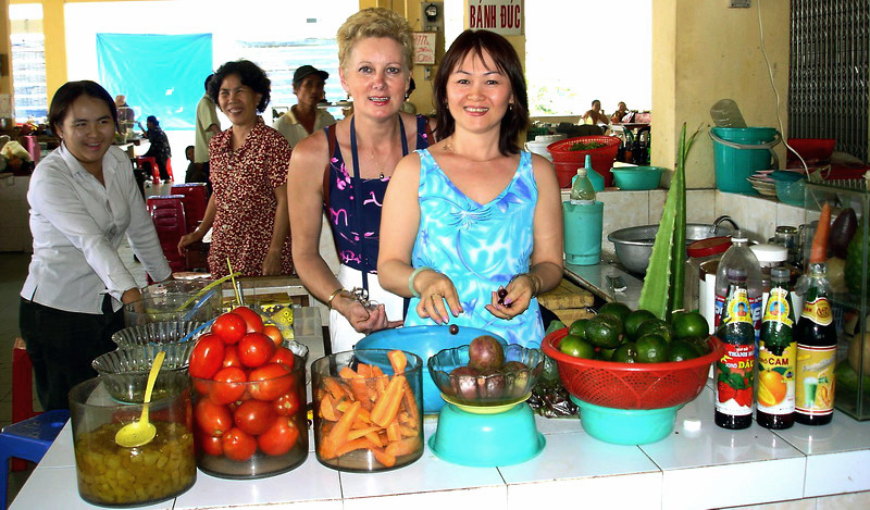 04VN-Danielle attire toujours la sympatie des gens ,Nha Trang