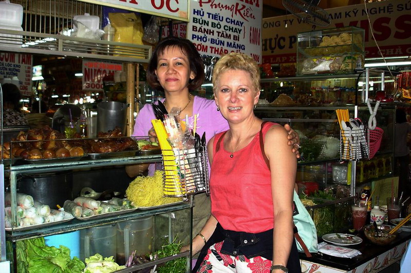 04VN-Danielle et une patronne de resto, a gauche dans l'armoire les  rouleaux de printemps, Saigon