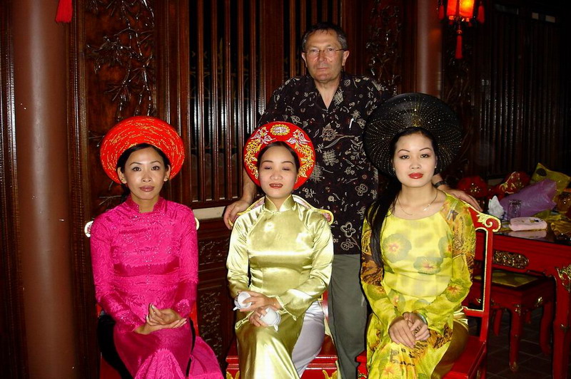 04VN-Dans un resto pour touristes a Hue, les chanteuses