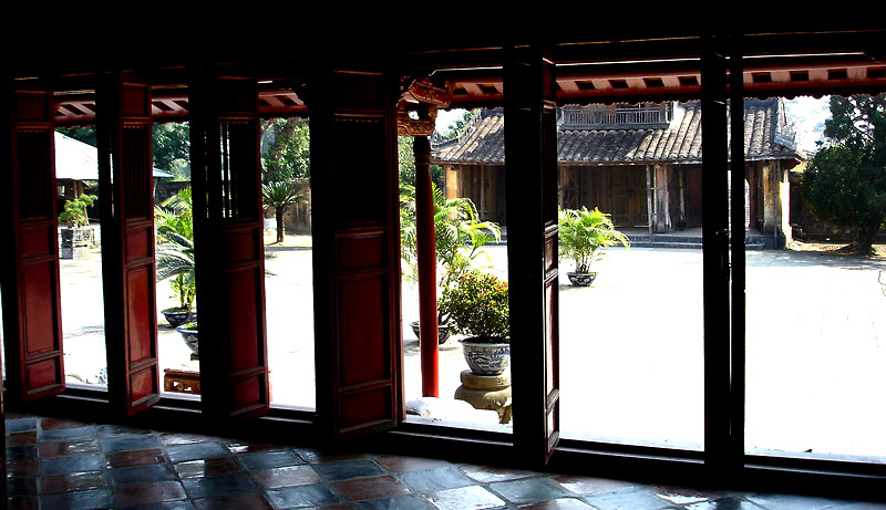 04VN-De l'autre coté,un des batiments non restauré du Palais imperial