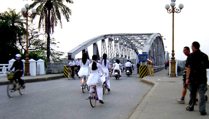 04VN-Etudiantes a velo en ao dai, robe traditionnelle,hue