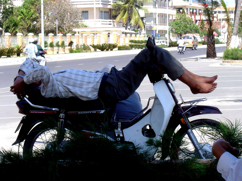 04VN-Faut pas essayer de dormir comme ca.Nha Trang