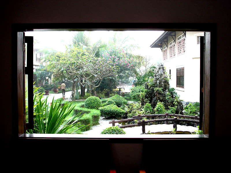 04VN-Le jardin de l' hotel tot le matin a Hoi An