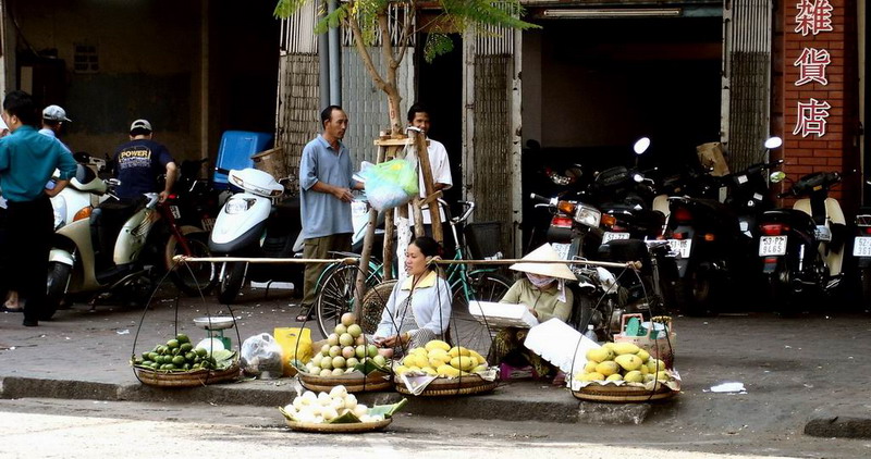 04VN-Marchande devant le marché Ben Than Ce sont en majorité des paysannes qui viennent de la campagne vendre leurs produits