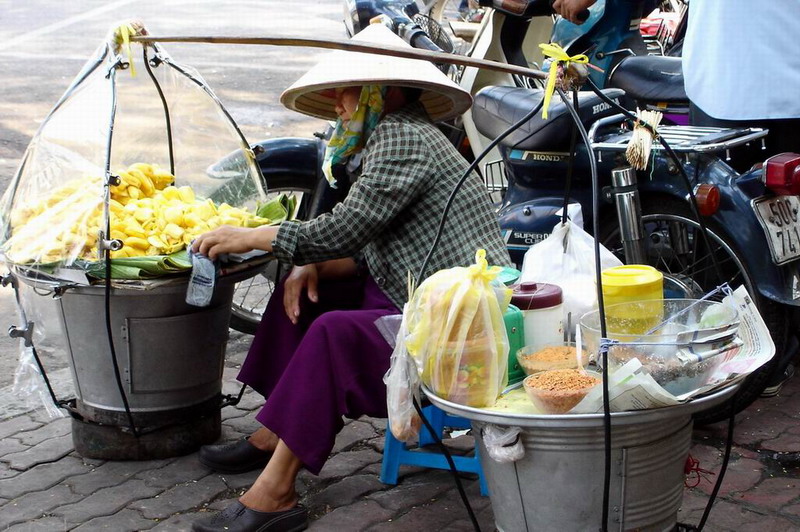04VN-Marchande devant le marché Ben Thanh, imaginez le poids que ces pauvres femmes doivent porter