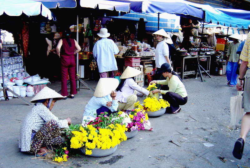 04VN-Paysannes vendant des fleurs au marché