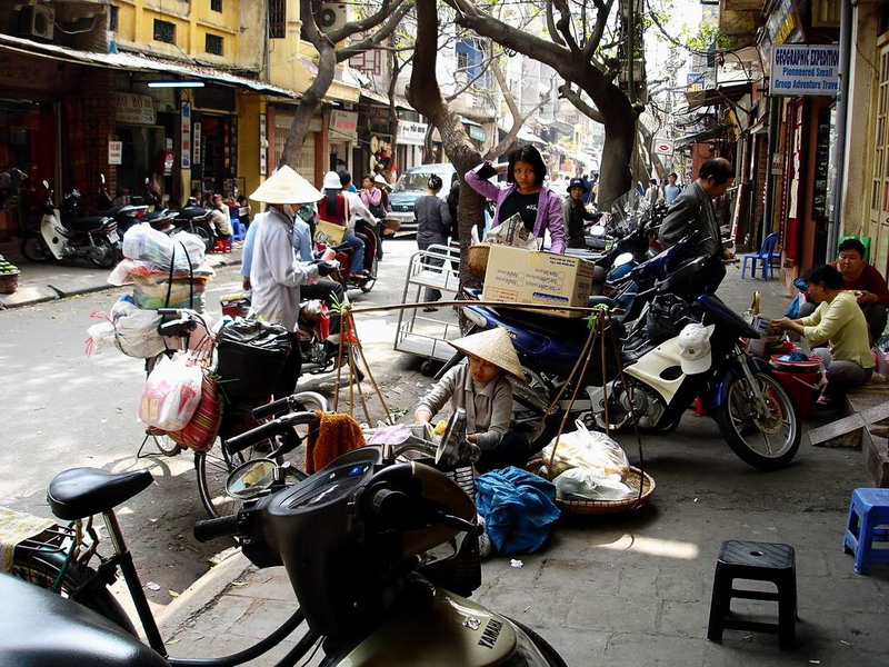 04VN-Scene de rue, beaucoup de transactions se font dans la rue,Hanoi