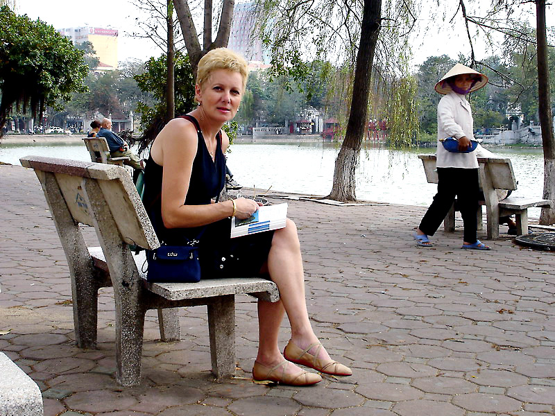 04VN-Un petit moment de repos au bord du lac Hoan Kiem, Hanoi