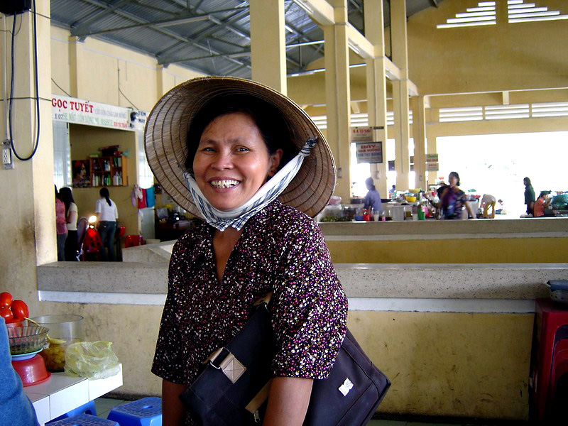 04VN-Une menagere au marché de Nha Trang, encore un portrait par Danielle