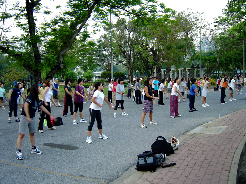 06-TH- Aerobic au Lumpini park, cherchez bien Danielle est dans le groupe, Bkk