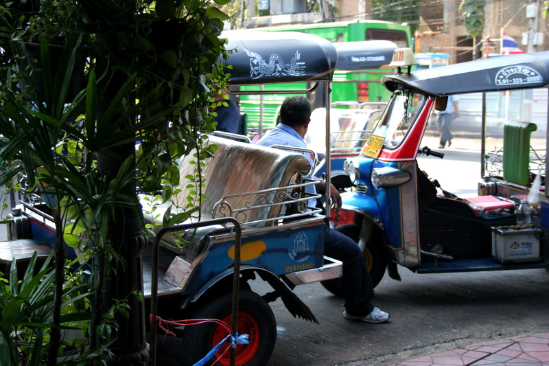 06-TH- Chauffeur de Tuk Tuk prenant le frais, CM
