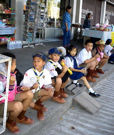 06-TH- Les enfants prennent leur gouter en attendant le bus ou les parents, CM