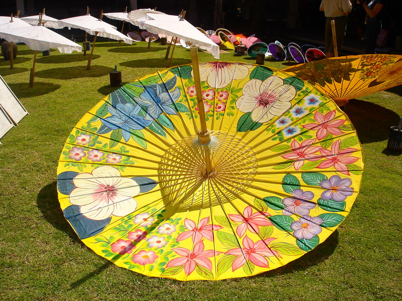 06-TH- Une ombrelle decorée seche au soleil, Bo seng