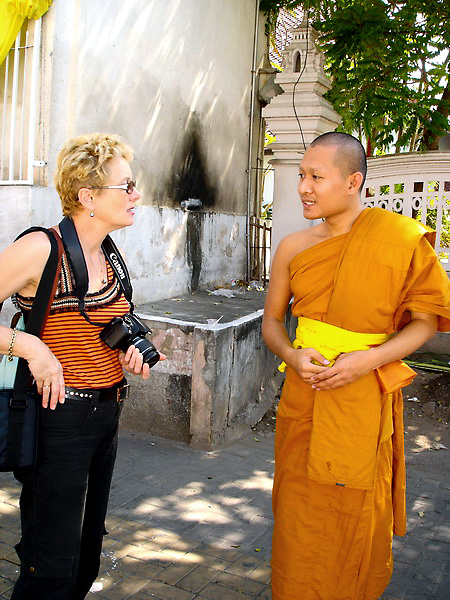 06-TH-Danielle  discute avec un moine, Chiang Mai