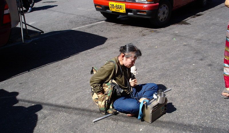 06-TH-Handicapé demandant l'aumone en chantant, je crois que ce sont les seuls legalement autorisés.