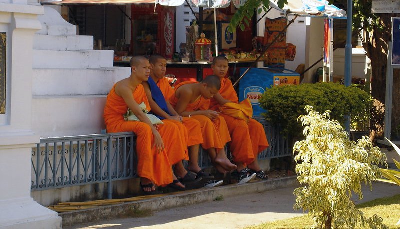 06-TH-Jeunes moines faisant une pause entre 2 cours, Chiang Mai