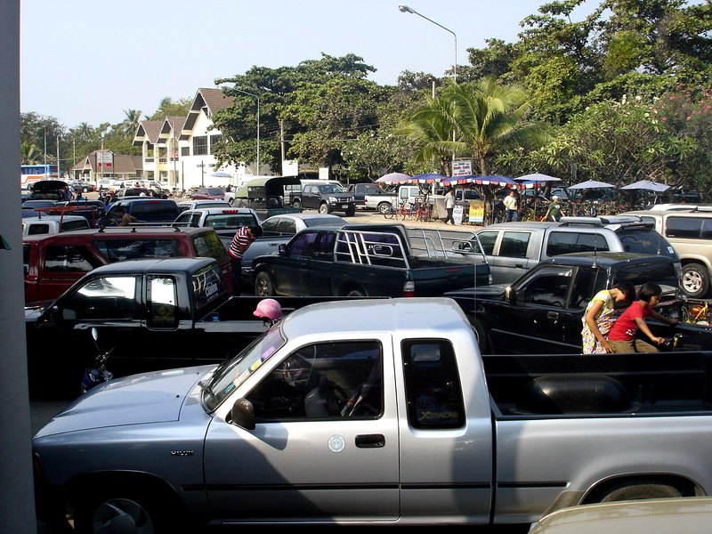 06-TH-Parking en triple file le weekend a Bang Saen
