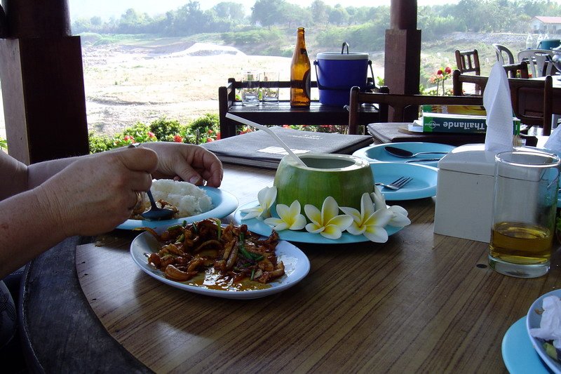 06-TH-Petit snack au bord du Mekong