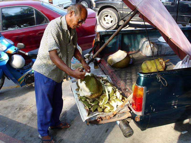 06-TH-Preparation d'un durian, Bang Saen