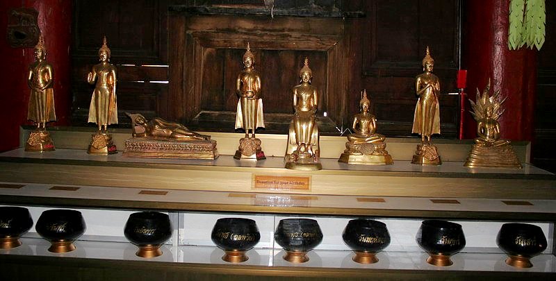 06-TH-Un bouddha pour chaque jour  de la semaine sauf le mercredi il y en a un de jour et un de nuit.